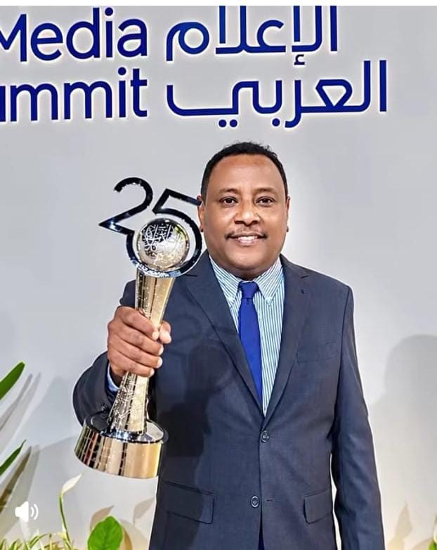الطيب عبد الماجد يحصل على جائزة الإعلام العربي لأفضل برنامج اقتصادي مرئي