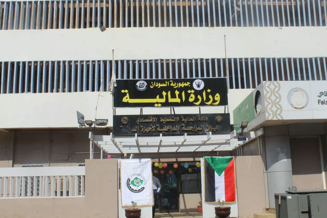 وزير المالية يدشن انطلاق العمل من المقر الرئيس للوزارة