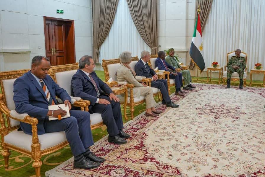 البرهان يلتقي  وفد "الآلية الخماسية"